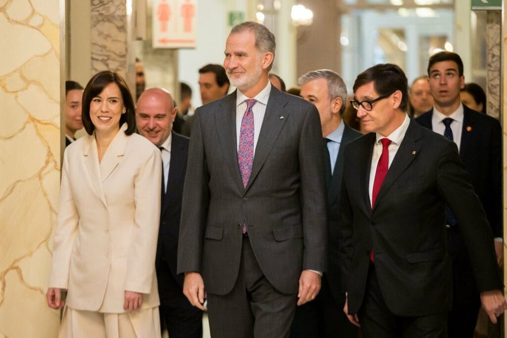 La ministra, Diana Morant, el Rey, Felipe VI, y el presidente de la Generalitat catalana, Salvador Illa.