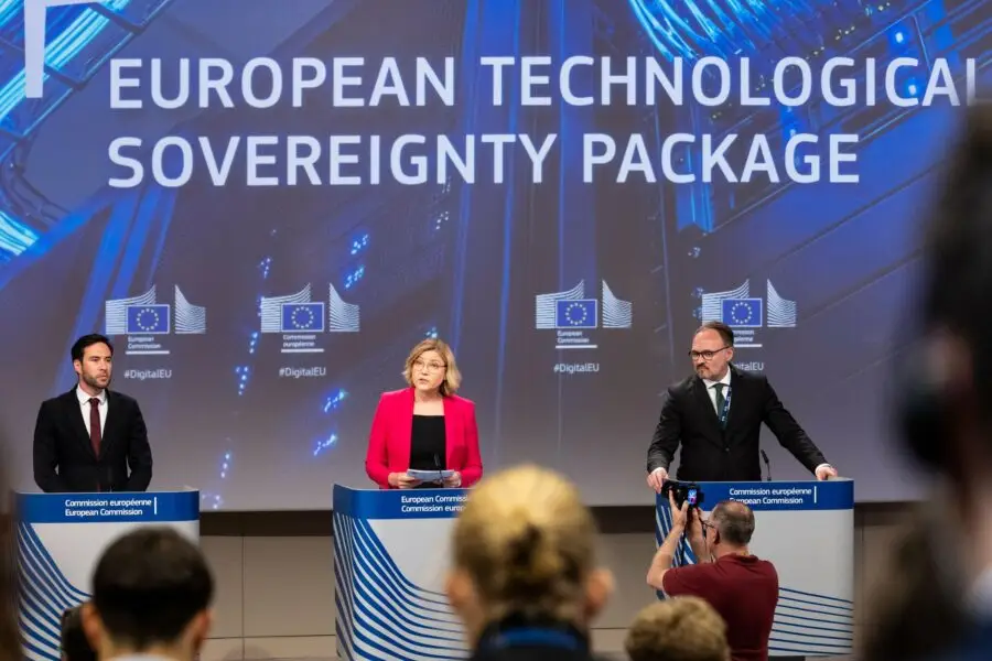 La UE lanza su plan de soberanía tecnológica: triplicar centros de datos, gigafábricas de chips y datos públicos a salvo de EE.UU. y China