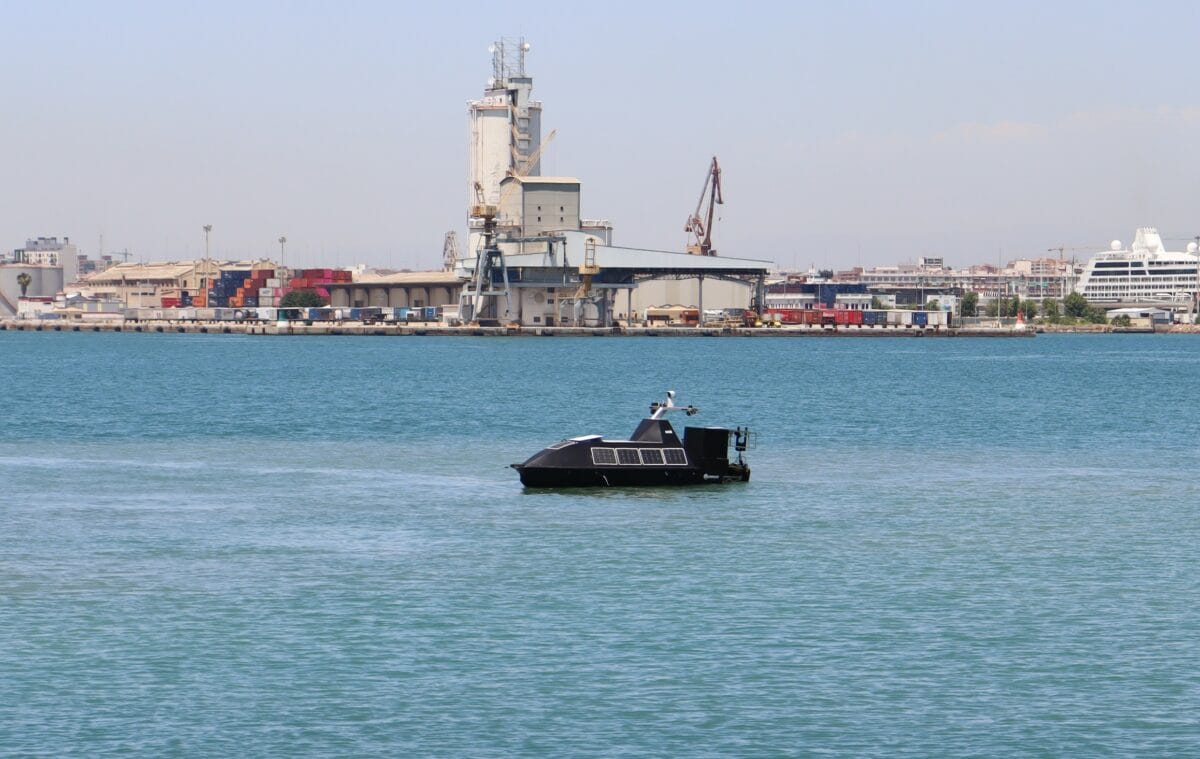 Indra valida en el Puerto de Valencia un sistema de vigilancia submarino capaz de detectar narcosumergibles y buceadores con IA