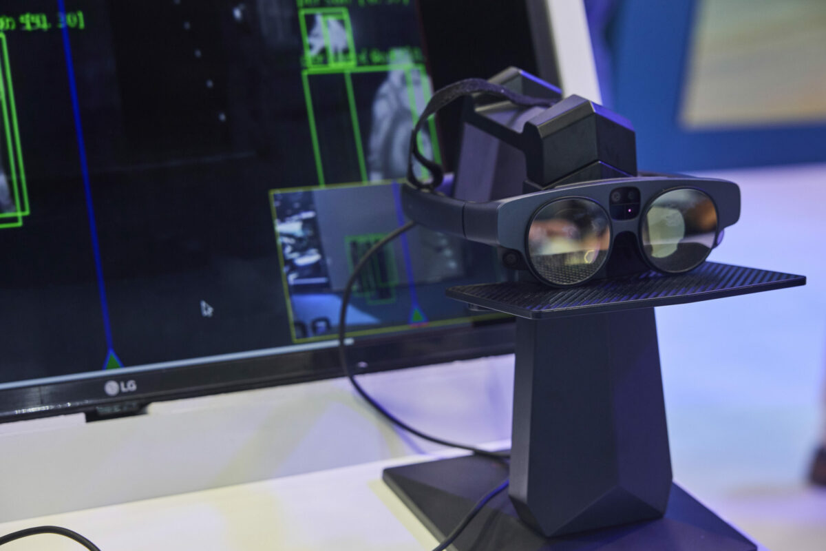 Indra desarrolla un ‘blindaje transparente’ para vehículos militares con gafas de realidad aumentada