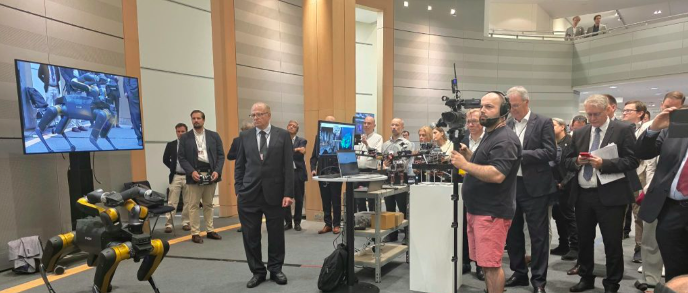 15 robots con inteligencia artificial muestran en el Parlamento Europeo el potencial de la robótica industrial